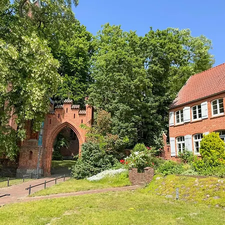 Gruppenunterkunft Wiesengefluester S2 Mit Wiesenblick, Sauna Und Kamin * Röbel
